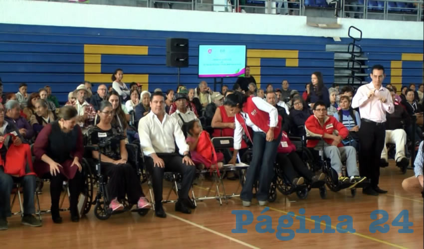 En el marco del Día Internacional de las Personas con Discapacidad, Aristóteles Sandoval entregó 607 auxiliares auditivos para su colocación, en beneficio de 412 personas con hipoacusia leve, moderada y profunda, además de 500 sillas de ruedas/Foto: Francisco Andalón López