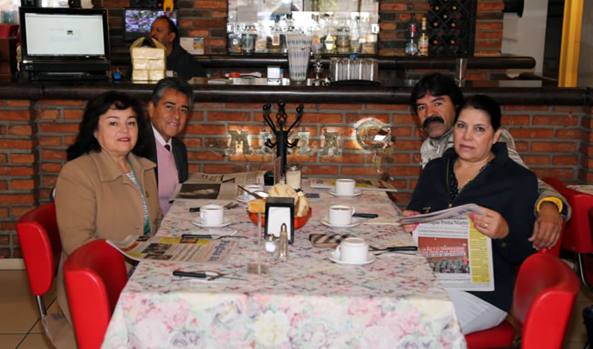 En el restaurante Mitla desayunaron Gabriela Prado Martínez, Juan Gerardo Ortega Ayala, juez en el Municipio de Rincón de Romos, Guadalupe López Garduño y Gaspar Rodríguez Gutiérrez
