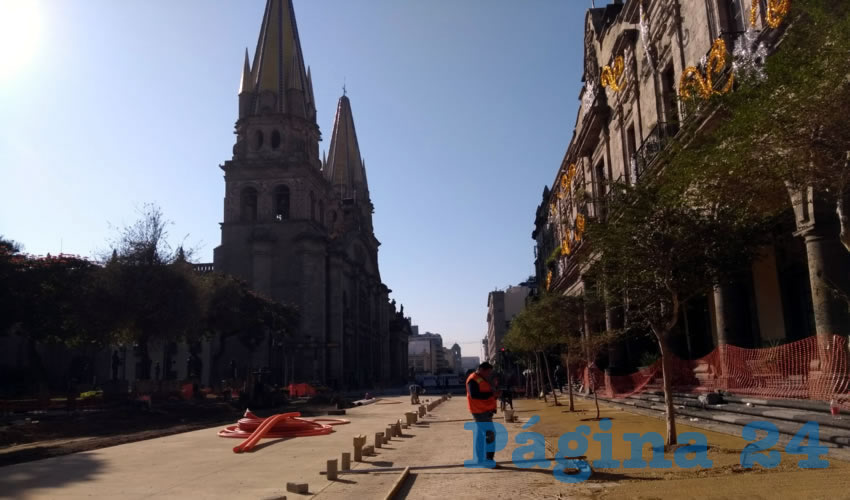 La segunda etapa comenzó el pasado 3 de noviembre, a partir de Herrera y Cairo y hasta avenida Hidalgo, con la intención de concluirla al 100 por ciento el 30 de enero, pero en caso de que las obras impliquen la obstrucción del paso peatonal, se indicó que serían suspendidas del 15 de diciembre al 6 de enero para que los comercios no se vean afectados por las ventas decembrinas/Fotos: Francisco Andalón López