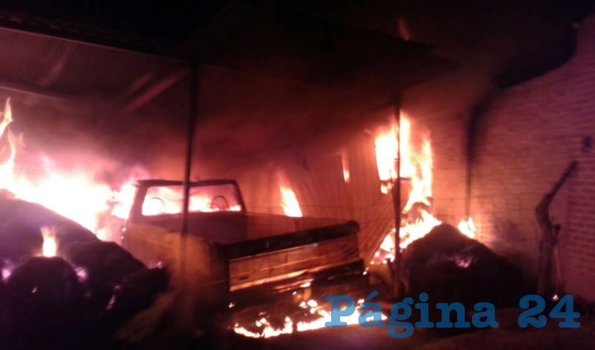 El fuego arrasó con una camioneta, rastrojo y un tejabán