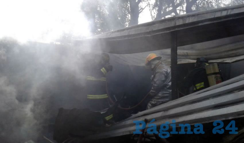Una veladora generó el siniestro, el cual fue controlado por bomberos estatales y municipales