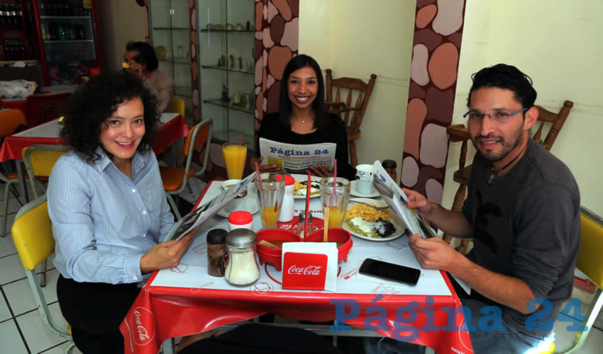 En Fuente de Sodas Mapi desayunaron Rocío Castro Fernández, Adriana Hernández Cervantes y David Gutiérrez Gutiérrez