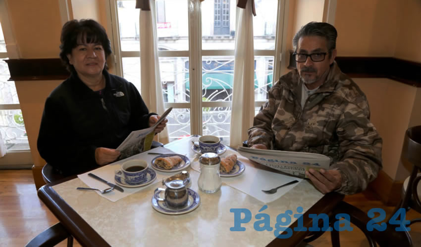 En Sanborns Francia compartieron el pan y la sal Socorro Olguín Pérez y Mario Prado Anaya, visitantes de la Ciudad de México