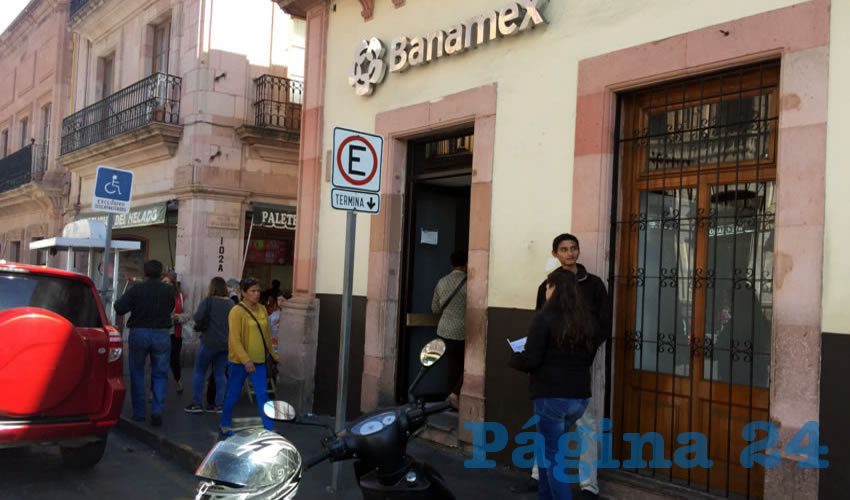 Al parecer los policías municipales y estatales solo pueden con raterillos de 200 pesos y borrachos (Foto Cristo González)