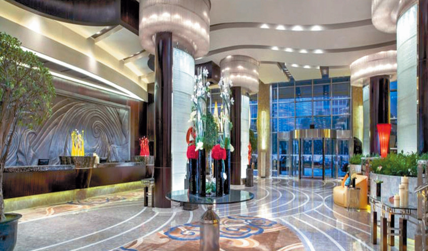 Shangai, China.- Esta es la entrada del lujoso Grand Hotel Kempinski, donde se hospedan el gobernador, su esposa y comitiva
