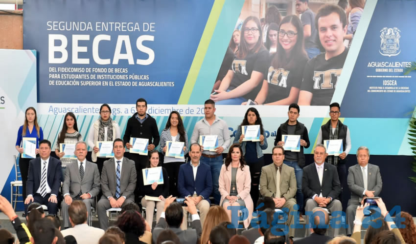 El gobernador Martín Orozco Sandoval encabezó la entrega de 10 millones de pesos en apoyos económicos para 561 estudiantes de educación superior