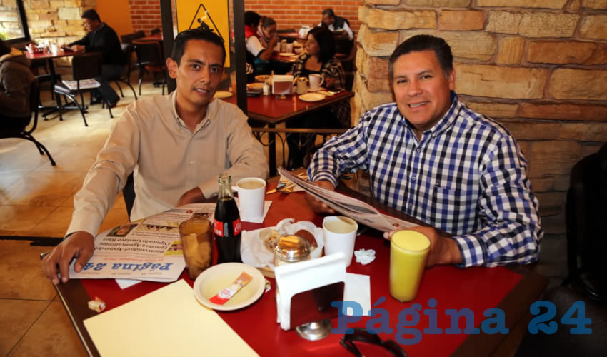 En Las Antorchas compartieron el primer alimento de la mañana Edgar Dueñas Macías y David Ángeles Castañeda, asesor de Medio Ambiente en el Municipio de Aguascalientes
