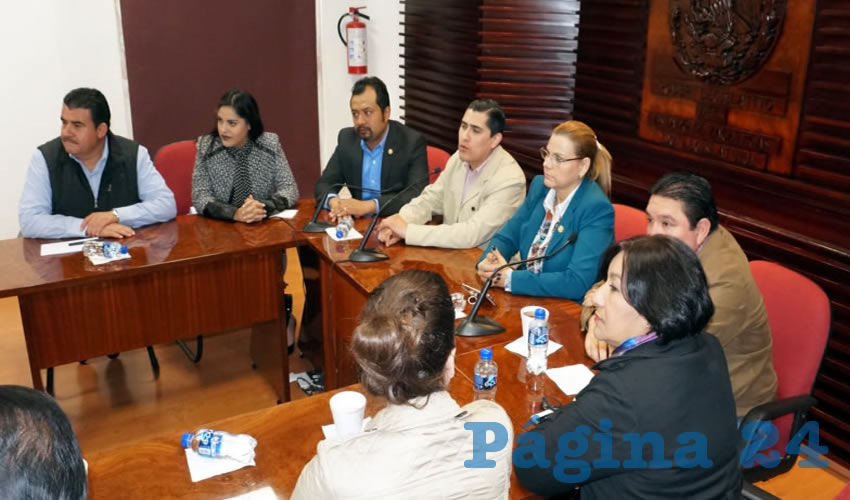 Diputados del Partido Revolucionario Institucional (PRI) Nueva Alianza (PANAL) y Verde Ecologista de México (PVEM) realizaron una conferencia de prensa, en donde defendieron la legalidad de las sesiones en las que se aprobó el paquete económico del ejercicio fiscal 2018 del estado de Zacatecas (Foto Merari Martínez Castro)