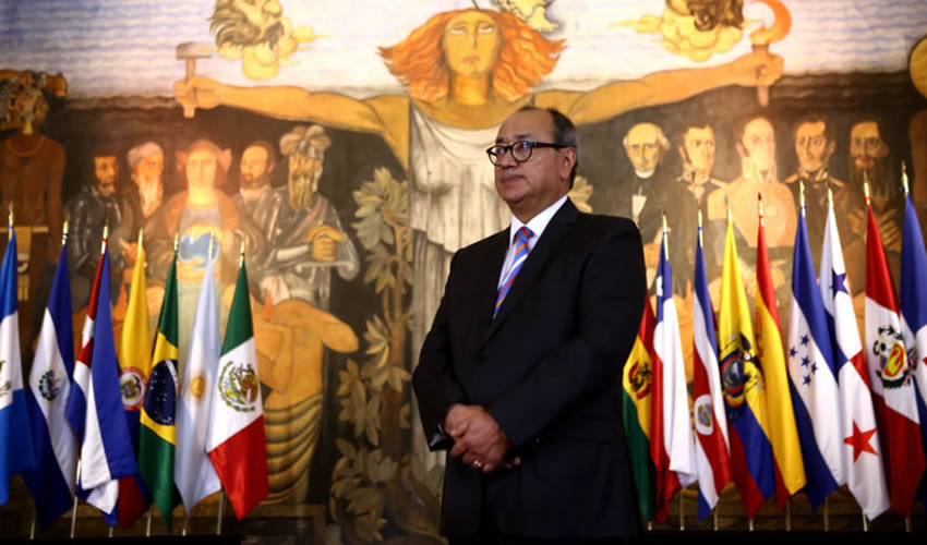 El secretario de Educación Pública, Otto Granados Roldán, exhortó a su equipo de trabajo a redoblar el ritmo para dar plena continuidad y consolidar la Reforma Educativa y las políticas públicas del Nuevo Modelo Educativo, e instruyó dar atención especial a los trabajos para rehabilitar y reconstruir las escuelas dañadas por los sismos, a fin de recuperar los espacios educativos en todo el país