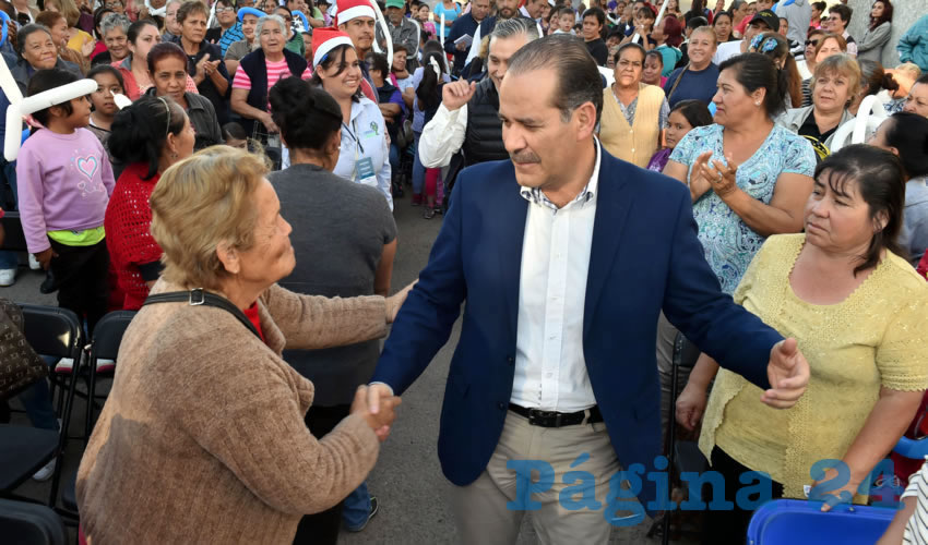 Durante las convivencias, el gobernador del Estado entrega a los participantes una serie de apoyos de los diferentes programas sociales de la Sebideso