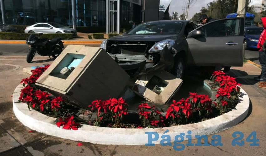 El auto Nissan Versa destrozó una fuente en el cruce de las avenidas Universidad y Canal Interceptor