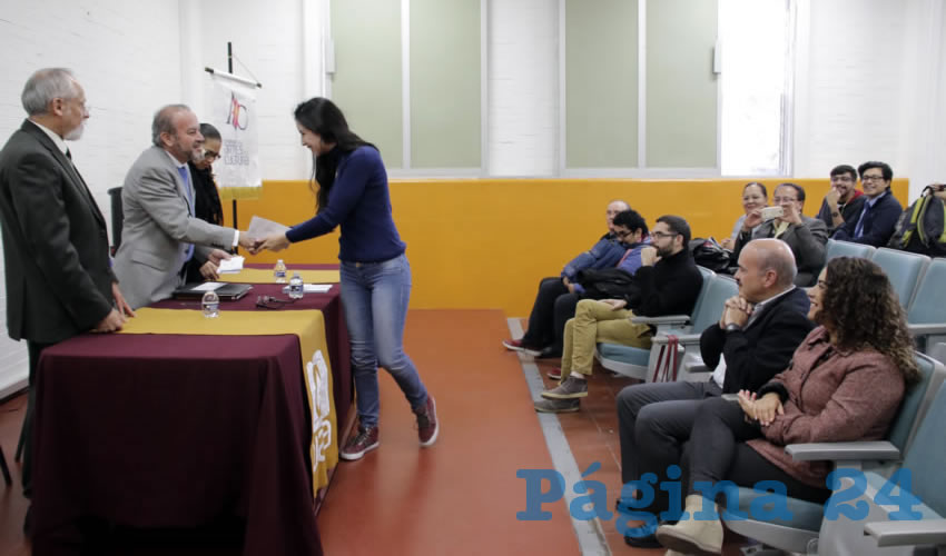 Alrededor de 30 alumnos recibieron reconocimiento por haber logrado los mejores promedios