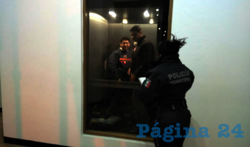 La madrugada de ayer, los dos jóvenes fueron rescatados tras el desperfecto del elevador