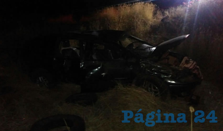 La camioneta Chyrsler Voyager salió de la carretera federal 70 poniente y se volcó