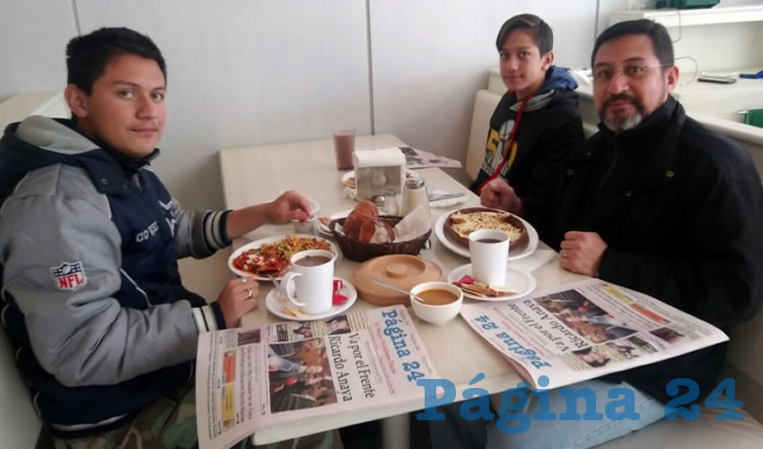 Los j&oacute;venes C&eacute;sar Daniel, David Alejandro Ram&iacute;rez Rivera y su pap&aacute; C&eacute;sar Ram&iacute;rez Renter&iacute;a desayunaron en el restaurante Del Centro