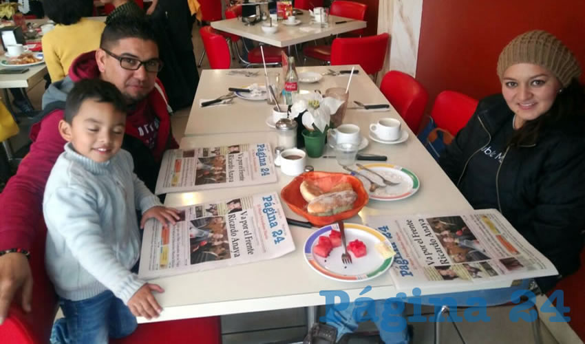 La familia Esquivel Mu&ntilde;oz tom&oacute; su primer alimento del d&iacute;a en el restaurante Mitla