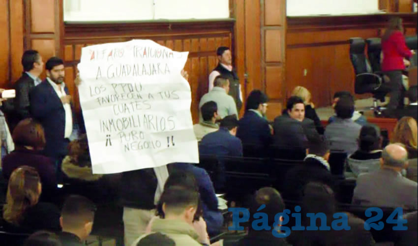 “Alfaro, traicionas a Guadalajara, los Planes Parciales de Desarrollo Urbano favorecen a tus cuates inmobiliarios. ¡Puro negocio!”, se leía en uno de los carteles que guaruras del todavía presidente tapatío pretendieron retirarles a los ciudadanos que se manifestaban por las corruptelas aprobadas en el cabildo/Fotos: Francisco Andalón López 
