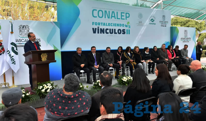 El gobernador Martín Orozco Sandoval y Candita Victoria Gil Jiménez, directora general del Conalep, encabezaron la entrega de recursos y equipamiento
