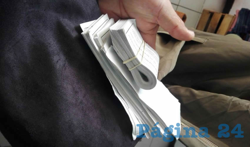 El fajo de &ldquo;billetes&rdquo; que en realidad eran recortes de papel