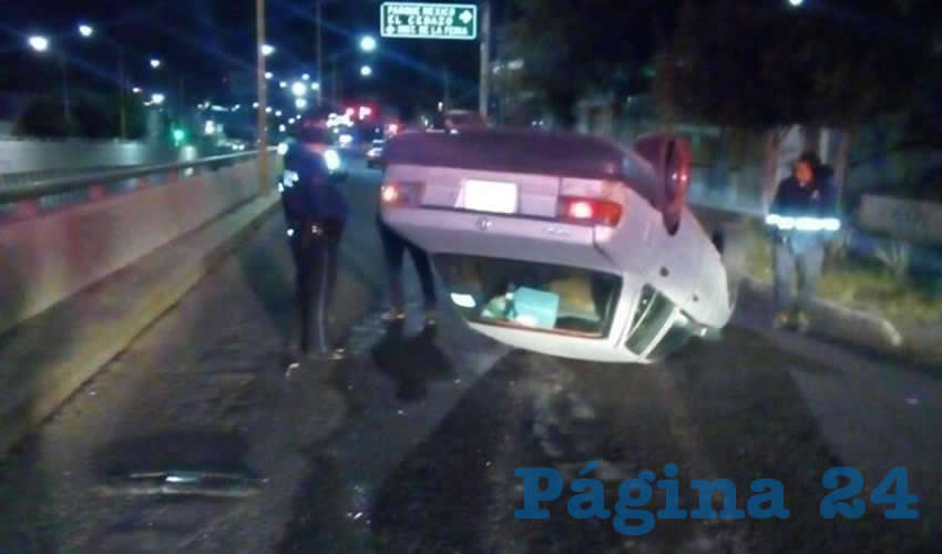 El Tsuru se volcó al intentar ingresar al túnel