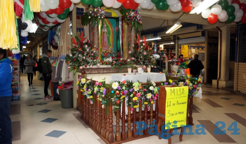 En entrevista para Página 24, la comerciante María Irene Ruano Sánchez dijo emocionada que ayer fue la décimo quinta ocasión en que organiza estos festejos en honor a la virgen del Tepeyac (Foto Merari Martínez Castro)