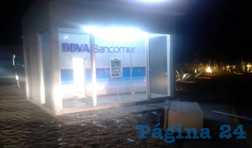 Los delincuentes fueron sorprendidos cuando robaban el cajero, pero consiguieron huir lanzando al menos dos balazos y corriendo entre la oscuridad