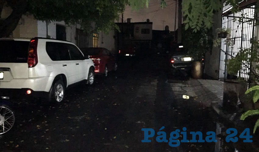 Una de las calles más afectadas es la privada Alejandro Dumas, en donde ni siquiera hay luminarias, sólo una que brinda escasa luz y por ello, se han detonado en este sitio los robos de autopartes y a casa habitación/Fotos: Francisco Tapia
