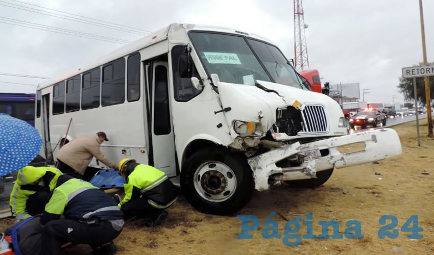 El conductor del autobús de transporte se estampó por alcance contra otro camión y luego subió al camellón central de la carretera Panamericana