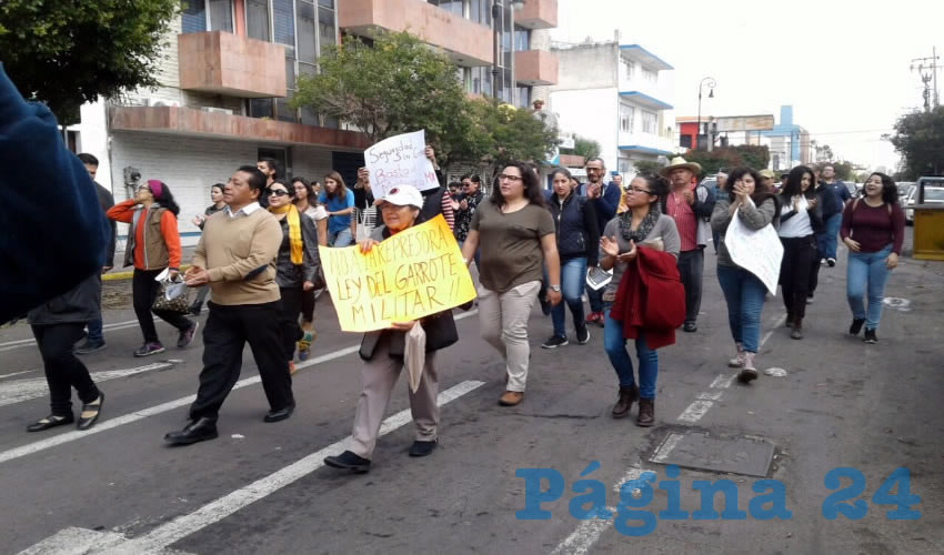 Alrededor de medio centenar de personas marcharon a lo largo de la avenida Francisco I. Madero hasta llegar a las inmediaciones de la céntrica Plaza de Armas