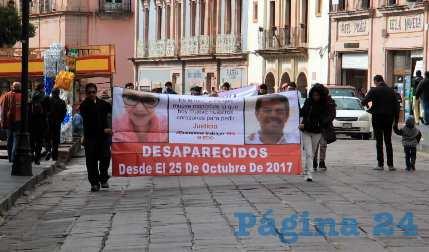 Las principales consigas que abanderaron esta marcha para pedir justicia fueron: “pueblo escucha, por tus hijos en la lucha”, “gobierno indiferente, seguridad pide tu gente”, “vivos se los llevaron, vivos los queremos”, “despierta Zacatecas o ya no sales de ésta” (Foto Rocío Castro Alvarado)