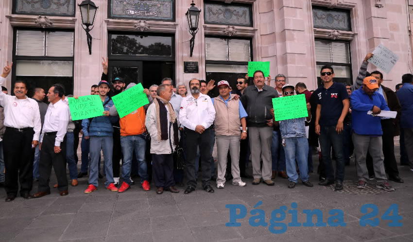 Un grupo numeroso de taxistas pidi&oacute; a los diputados exigir a Uber que realice el cobro de su servicio s&oacute;lo por medio de su plataforma