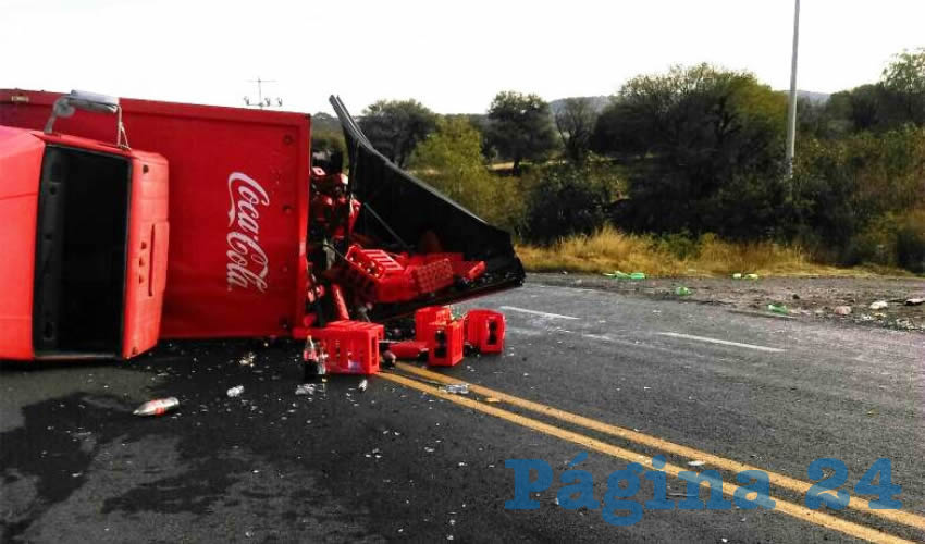 El cami&oacute;n refresquero se volc&oacute;