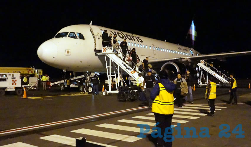 El vuelo llegó puntual al aeropuerto de Zacatecas, a las 6:45 de la tarde, y del el descendieron 131 pasajeros (Foto Merari Martínez Castro)
