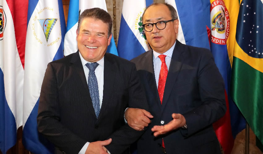 El secretario de Educaci&oacute;n P&uacute;blica, Otto Granados Rold&aacute;n, y el presidente del Sindicato Nacional de Trabajadores de la Educaci&oacute;n (SNTE), Juan D&iacute;az de la Torre, sostuvieron la primera reuni&oacute;n formal