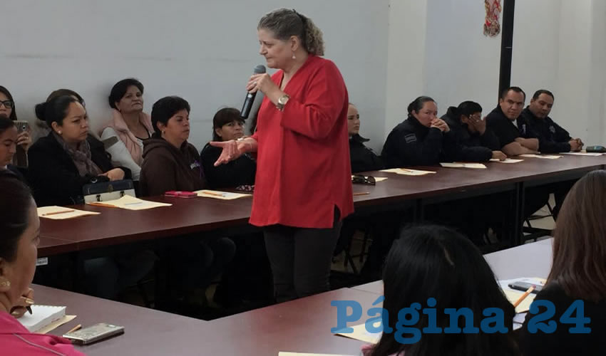 Durante el Taller de Prevención de la Violencia contra las Mujeres que impartió ayer María Waded Simón Nacif, directora general adjunta de la Comisión Nacional para Prevenir y Erradicar la Violencia contra las Mujeres (Conavim) en la colonia Minera de la capital, la alcaldesa Judit Guerrero López reconoció la ola de violencia que azota en la entidad. (Foto Cristo González)