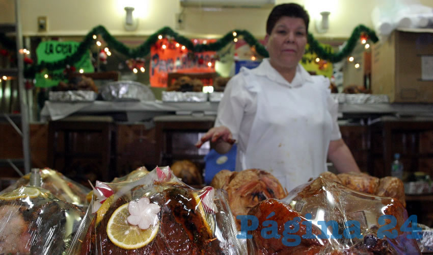 La temporada se presta para excederse, aunque especialistas en salud llamaron a no llegar a la cena con gran apetito, no repetir platillo, endulzar el ponche o el atole con edulcorantes artificiales, y preparar alimentos al vapor, asados o al horno, además de consumir agua de frutas sin azúcar/Foto: Cuartoscuro