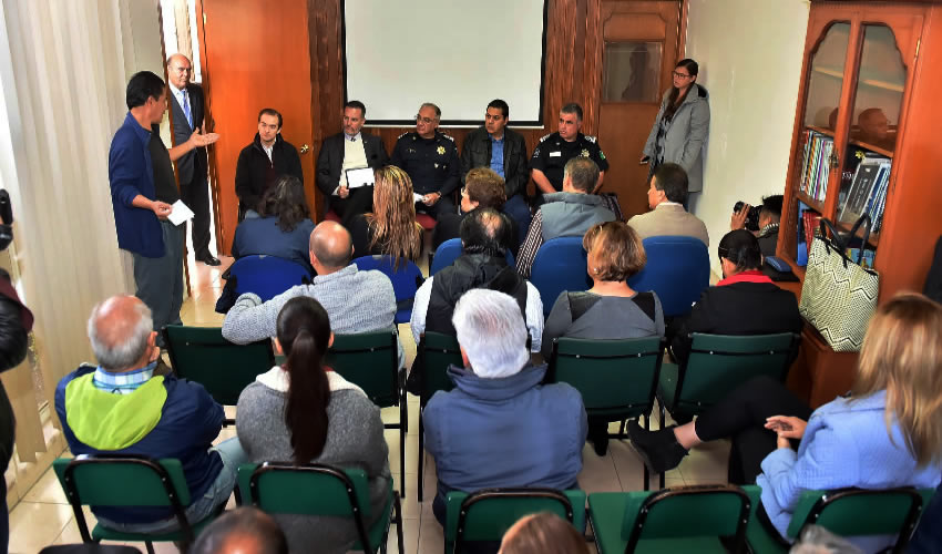 Por instrucciones del gobernador Martín Orozco Sandoval, el secretario general de Gobierno, Javier Luévano Núñez, encabezó una reunión con titulares de las corporaciones de seguridad y comerciantes