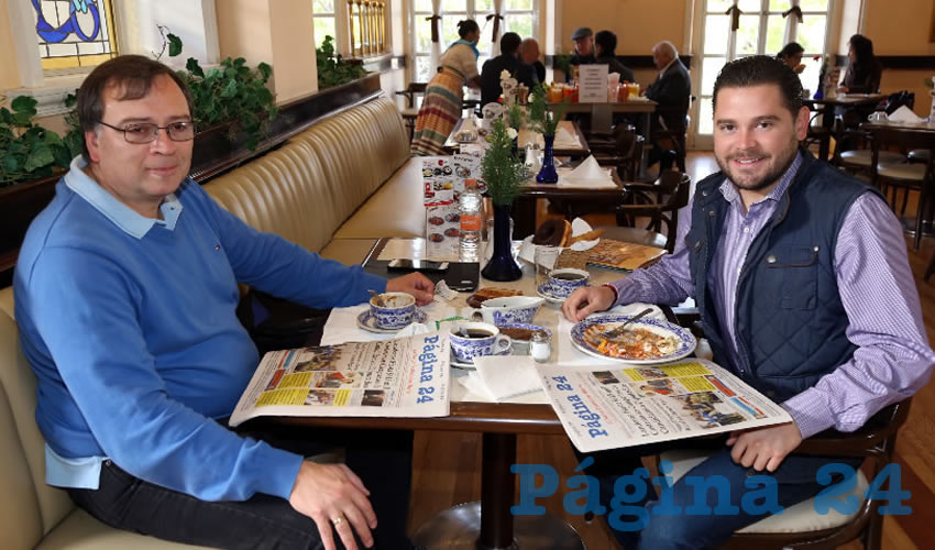 En Sanborns Francia almorzaron Roberto Sánchez del Real y Aquiles Alafita Sáenz, secretario de Vinculación Cultural del Comité Directivo Estatal del PRI