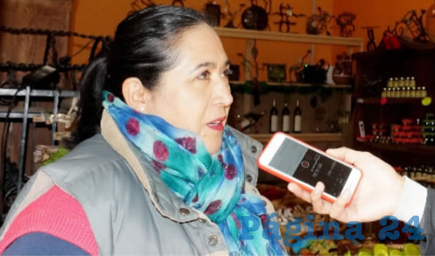 María Teresa Alvarado, comerciante de dulces típicos en el mercado González Ortega lamenta que desde hace dos semanas la venta en este espacio está por los suelos (Foto Merari Martínez Castro)