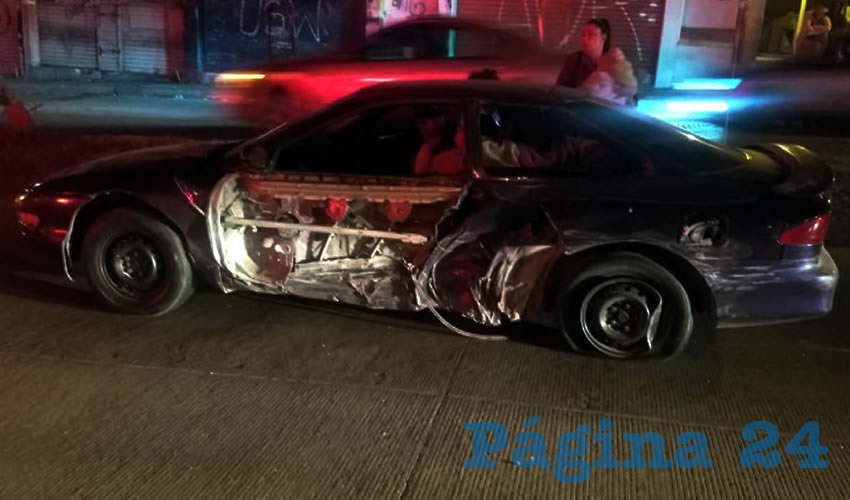 El automóvil volcado, Ford Stratus, que conducía Óscar Omar Dionisio Saucedo