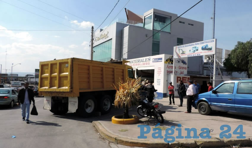 Polic&iacute;as establecieron que el cami&oacute;n vir&oacute; a su derecha y le cerr&oacute; el paso a los tripulantes de la jaca de acero