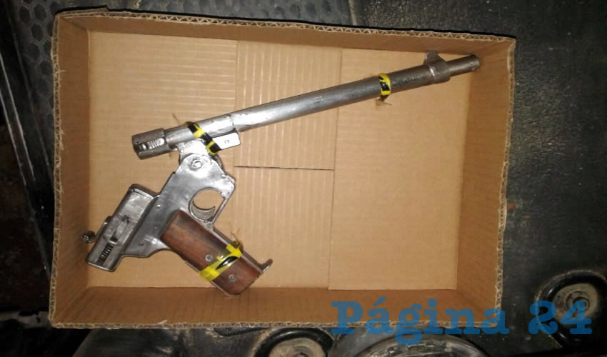 El rifle “hechizo” calibre 9 milímetros, utilizado por los delincuentes