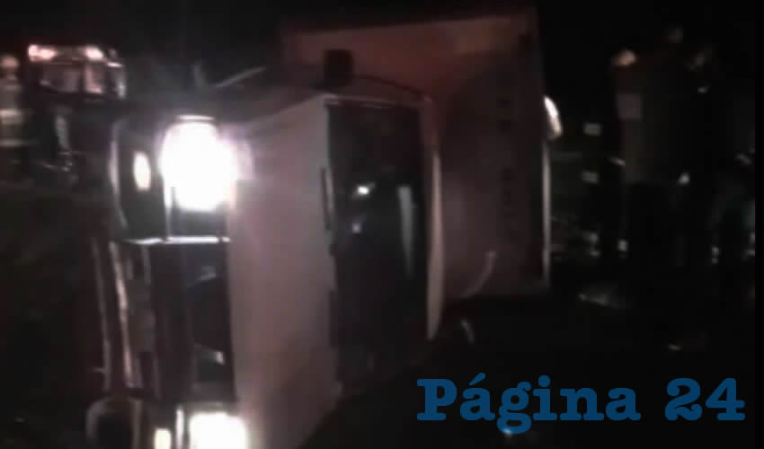La camioneta se volcó tras ser embestida por un tráiler
