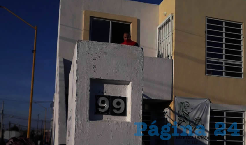 Policías preventivos lograron ingresar a la vivienda para hacer el rescate