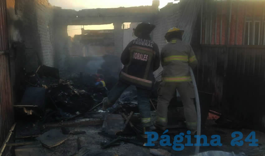 Bomberos sofocaron las llamas que destruyeron la vivienda en la calle Alfonso Ramírez Franco