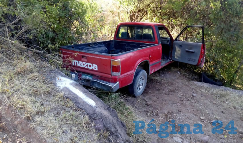 La camioneta Mazda roja, con placas de circulaci&oacute;n AE-42-488, ten&iacute;a varios orificios de bala