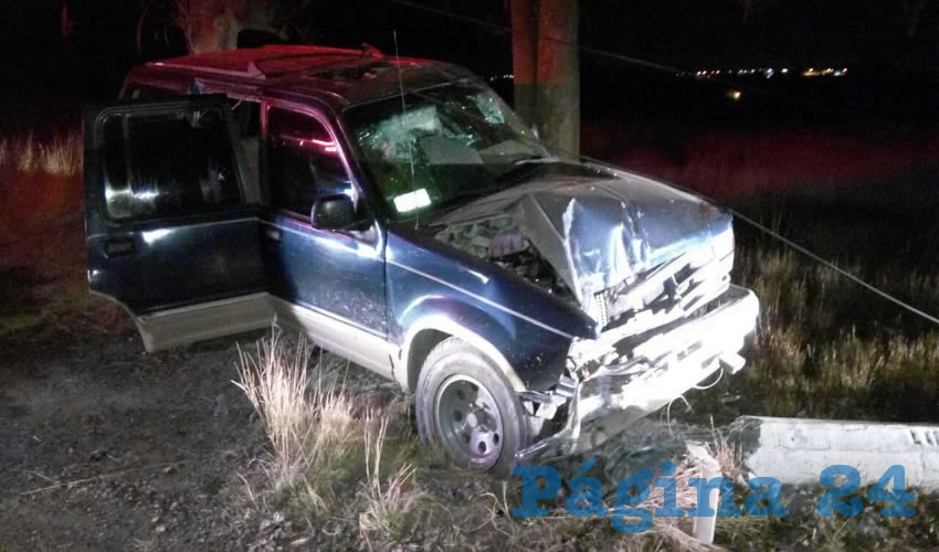 La Ford Explorer derrib&oacute; un arbotante y un poste de concreto de la CFE