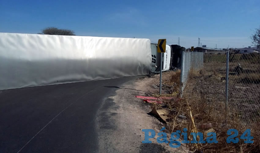 La volcadura del tráiler bloqueó la circulación en el libramiento provisional de la carretera Panamericana norte