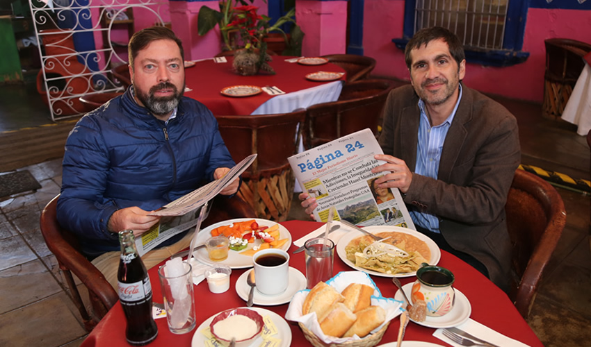 En La Saturnina compartieron el pan y la sal Manuel Appendini Carrera, coordinador de Comunicación Social de Gobierno del Estado y Eduardo Gama Abuasale, director del Centro de Rehabilitación Infantil Teletón Aguascalientes (CRIT)