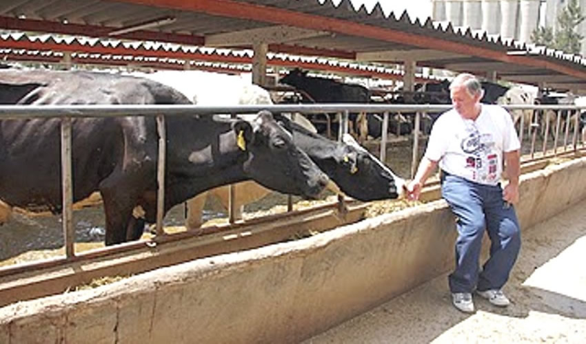 La Secretaría de Economía ha considerado que, “si los lácteos son baratos en EU, hay que comprarlos”, sin interesarse el contenido nutritivo y, sobre todo, ignorando que se trata de un producto que da empleo a más de dos millones de mexicanos, criticó el dirigente del Frente Nacional de Productores y Consumidores de Leche, Álvaro González Muñoz/Foto: Cortesía
